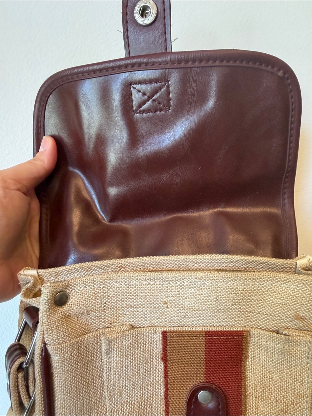 Samsonite Beige Canvas Messenger Bag with Brown Trim and Red Stripe - Picture 3 of 4